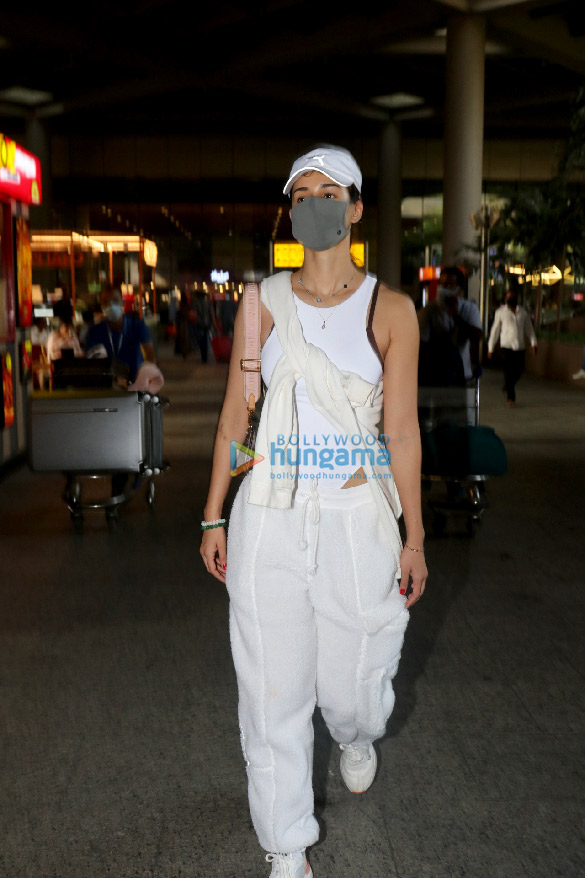 photos kartik aaryan disha patani sohail khan keep it casual at the airport on the weekend 4