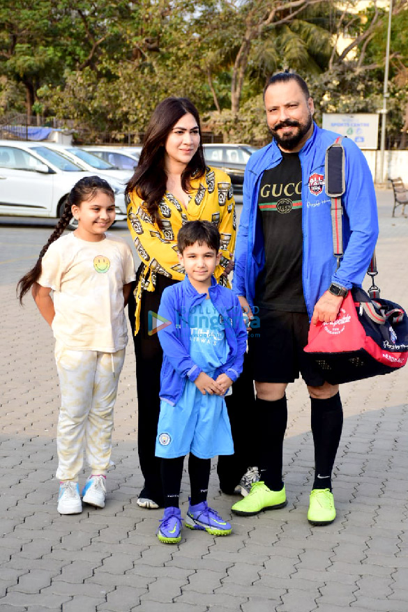 photos kartik aaryan ishaan khatter ibrahim ali khan and others snapped during a football match in bandra 5