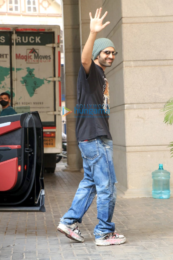 photos kartik aaryan keeps it casual on sunday as he is snapped out and about in the city 2