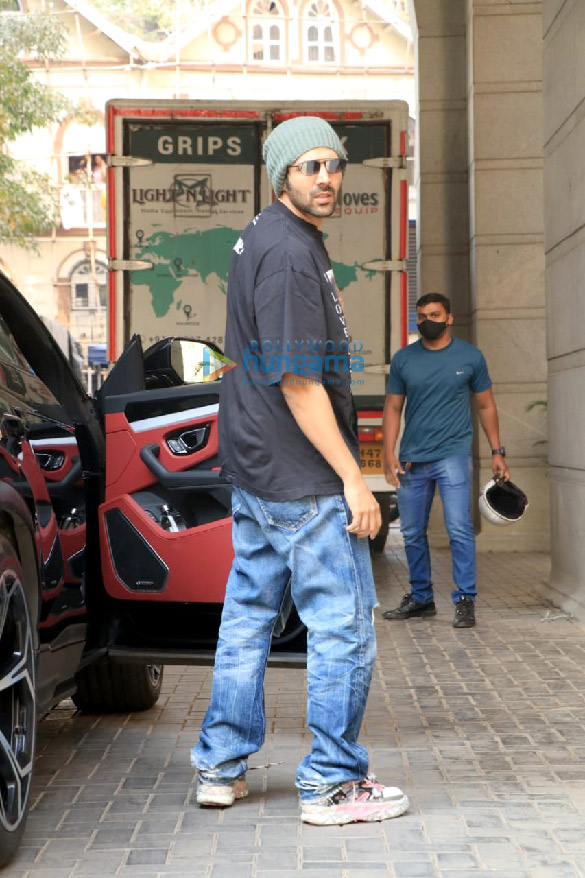 photos kartik aaryan keeps it casual on sunday as he is snapped out and about in the city 3