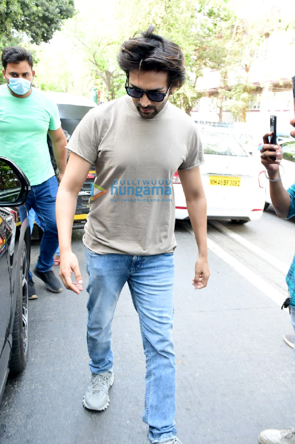 photos kartik aaryan n aanand l rai snapped in juhu 3