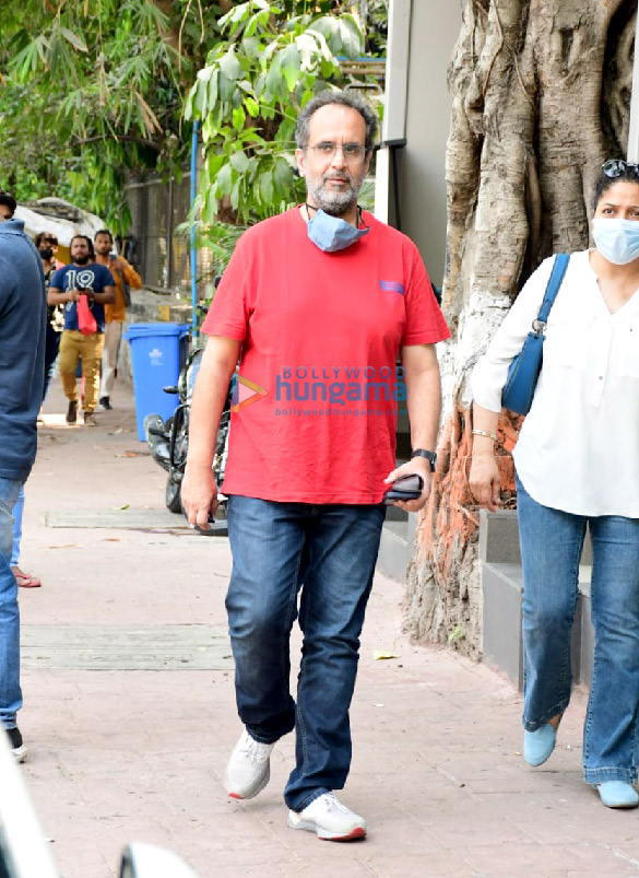 photos kartik aaryan n aanand l rai snapped in juhu 4