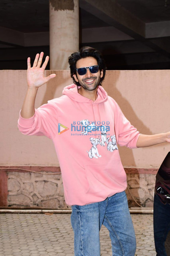 Photos: Kartik Aaryan snapped at Sanjay Leela Bhansali’s office in Juhu Photos: Kartik Aaryan snapped at Sanjay Leela Bhansali’s office in Juhu