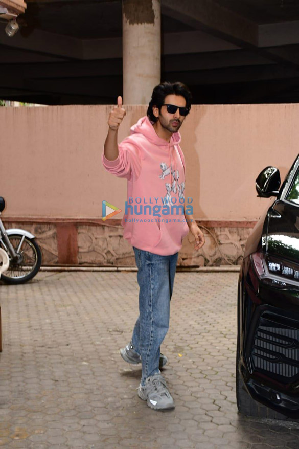photos kartik aaryan snapped at sanjay leela bhansalis office in juhu 4 2