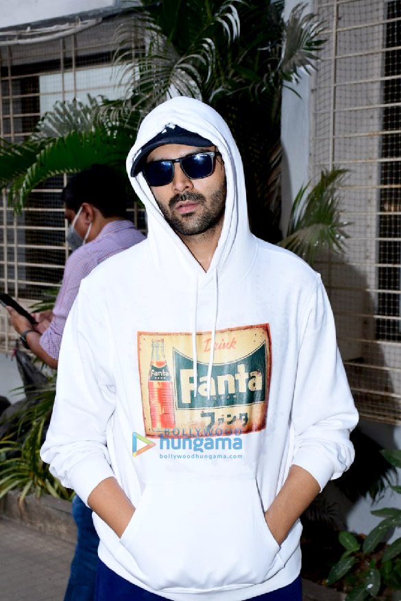 Photos: Kartik Aaryan snapped in a white hoodie in Bandra Photos: Kartik Aaryan snapped in a white hoodie in Bandra