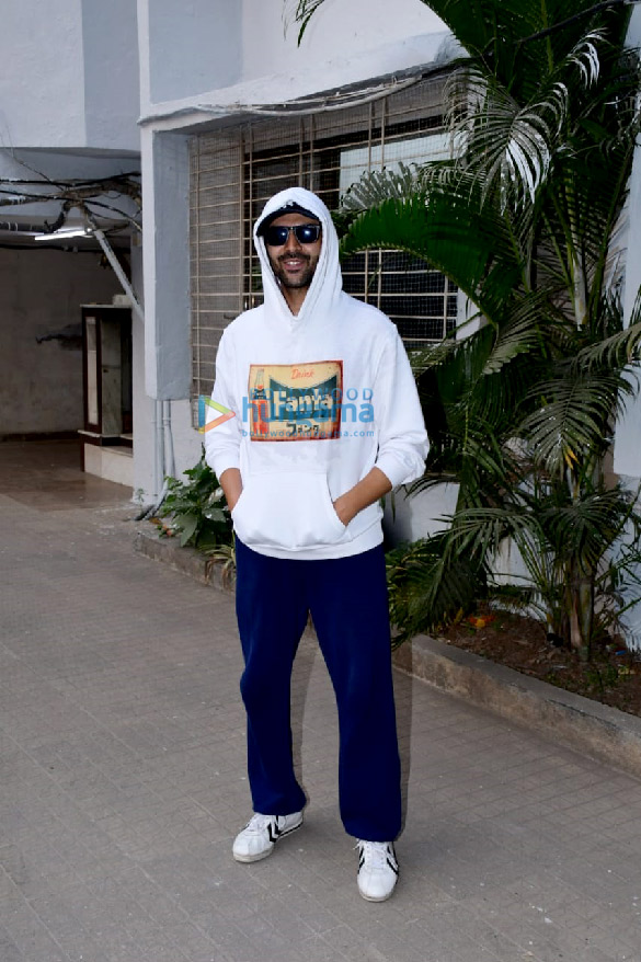 photos kartik aaryan snapped in a white hoodie in bandra 2