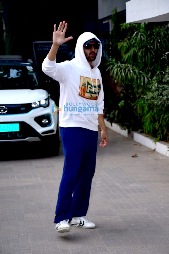 photos kartik aaryan snapped in a white hoodie in bandra 3