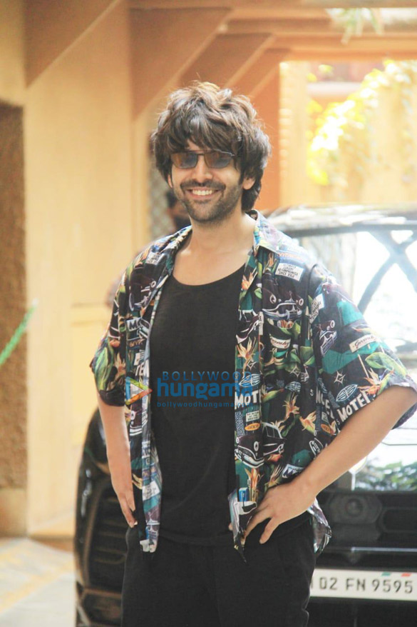 Photos: Kartik Aaryan snapped with his Lamborghini Urus in Juhu Photos: Kartik Aaryan snapped with his Lamborghini Urus in Juhu