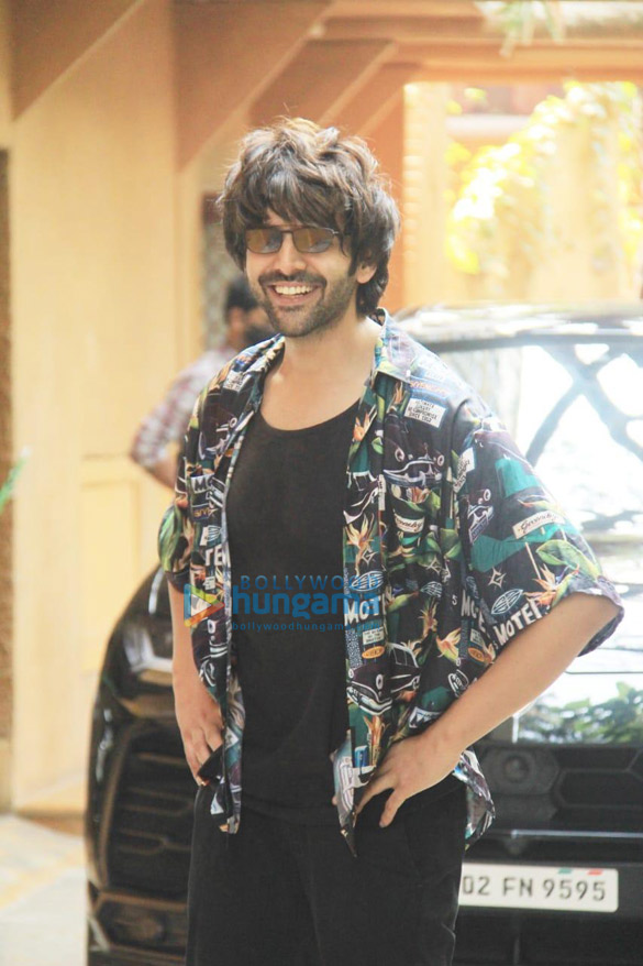 Photos Kartik Aaryan snapped with his Lamborghini Urus in Juhu (2 ...