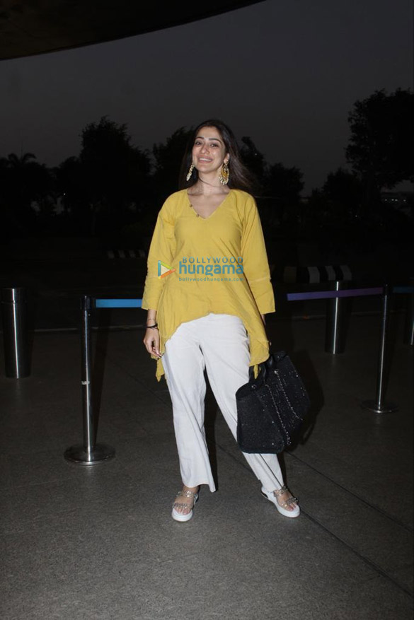 photos kiara advani and laxmi raai opt for casuals as they get snapped at the airport 5
