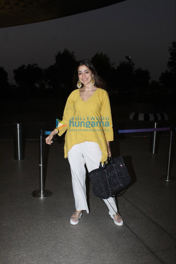 photos kiara advani and laxmi raai opt for casuals as they get snapped at the airport 6
