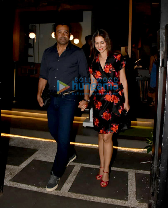 photos kim sharma snapped with boyfriend leander paes at mizu restaurant in bandra 2
