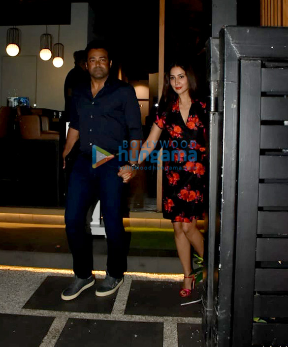 photos kim sharma snapped with boyfriend leander paes at mizu restaurant in bandra 3