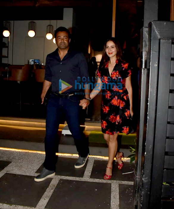 photos kim sharma snapped with boyfriend leander paes at mizu restaurant in bandra 4