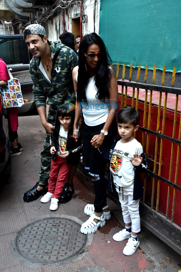 Photos Krushna Abhishek and Kashmera Shah spotted with their kids at a clinic in Bandra (1)