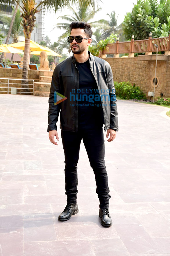photos kunal kemmu spotted promoting abhay 3 in an all black outfit in mumbai 4