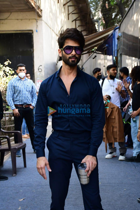 photos mrunal thakur and shahid kapoor pose together as they promote their film jersey 5