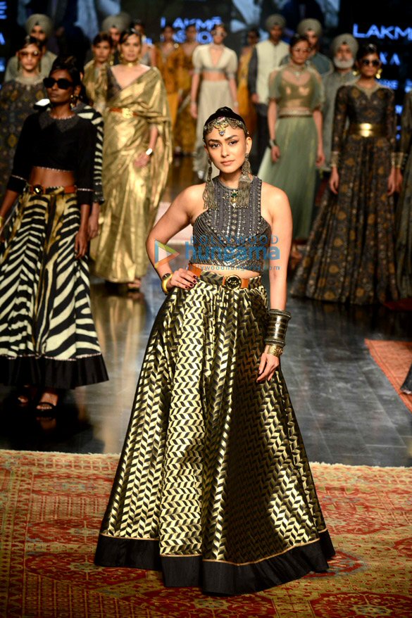 Photos: Mrunal Thakur walks for JJ Valaya show at Lakme Fashion Week 2022 Photos: Mrunal Thakur walks for JJ Valaya show at Lakme Fashion Week 2022