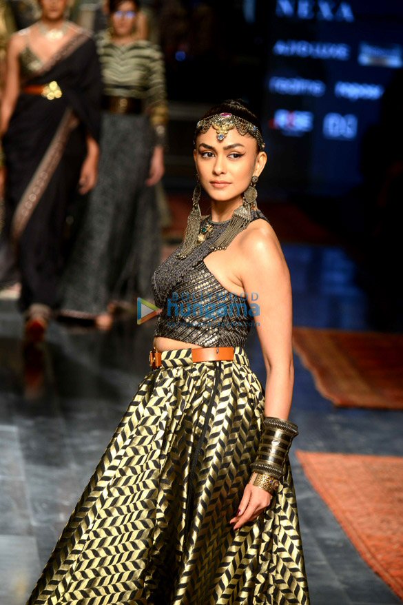 photos mrunal thakur walks for jj valaya show at lakme fashion week 2021 4