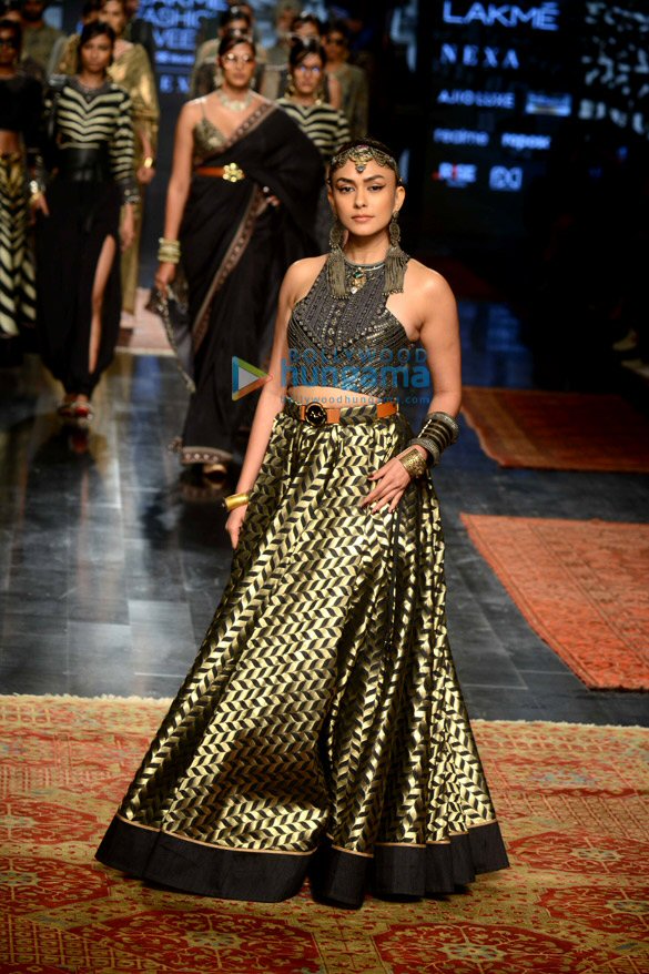 photos mrunal thakur walks for jj valaya show at lakme fashion week 2021 5
