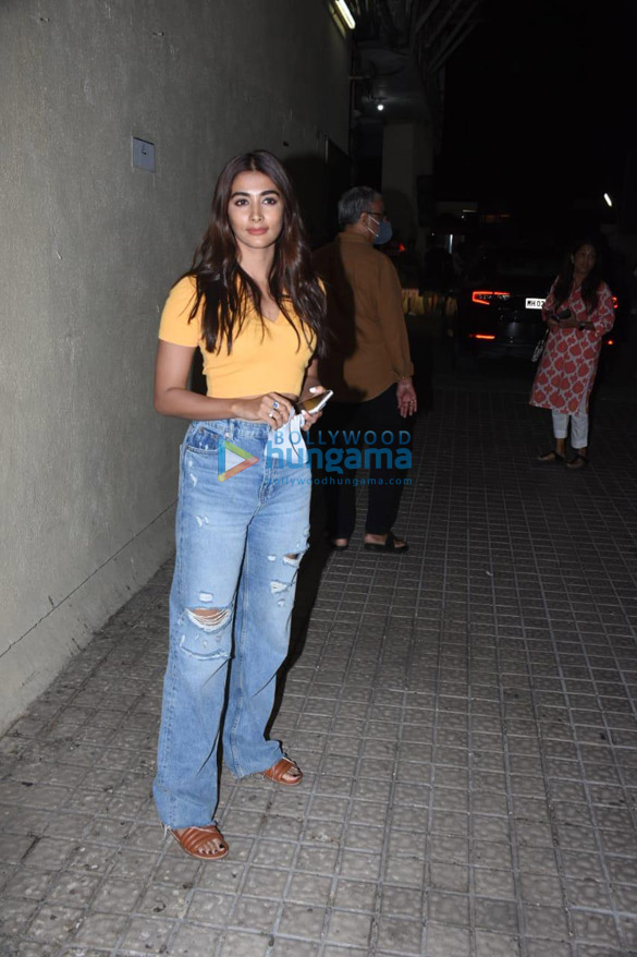 Photos Pooja Hegde snapped outside a theatre in Mumbai (3)