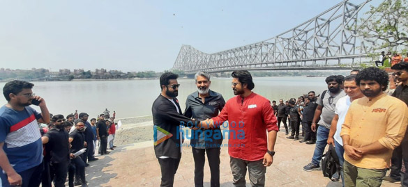 photos rrr actors ram charan and jr ntr along with director ss rajamouli visit the howrah bridge in west bengal 3