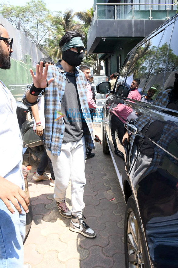Photos: Ranbir Kapoor spotted in a casual avatar in Andheri Photos: Ranbir Kapoor spotted in a casual avatar in Andheri