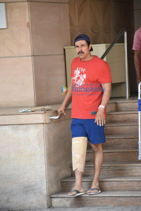 photos randeep hooda gets discharged from ambani hospital 2