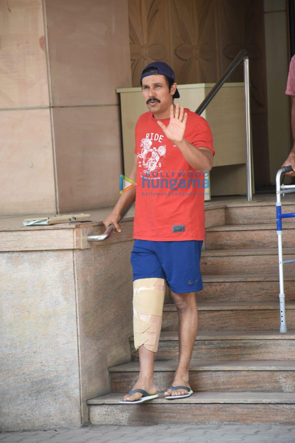 photos randeep hooda gets discharged from ambani hospital 5