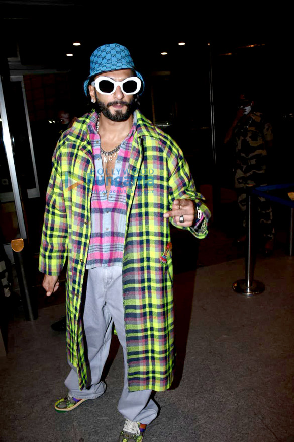photos ranveer singh and samantha ruth prabhu snapped in their stylish best at the airport 3