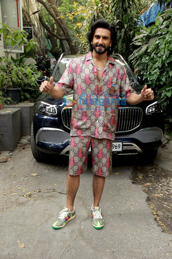 photos ranveer singh poses for the paparazzi as he gets snapped outside krome studio in bandra 4