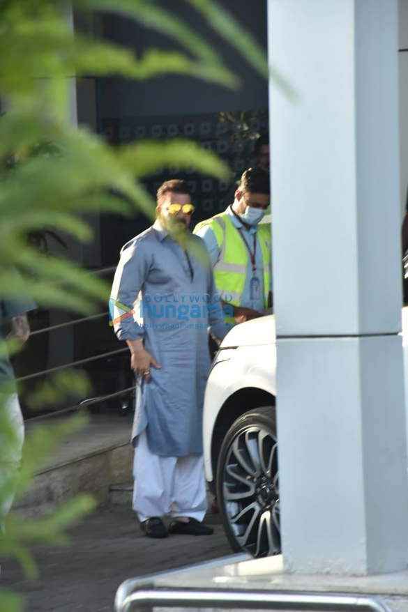 photos raveena tandon and sanjay dutt clicked at kalina airport 5