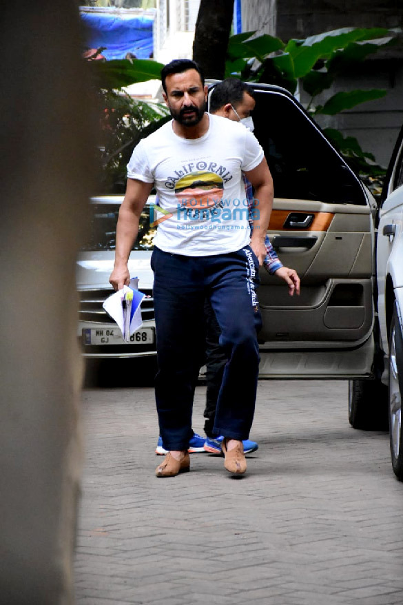 photos saif ali khan snapped near his residence in bandra 1