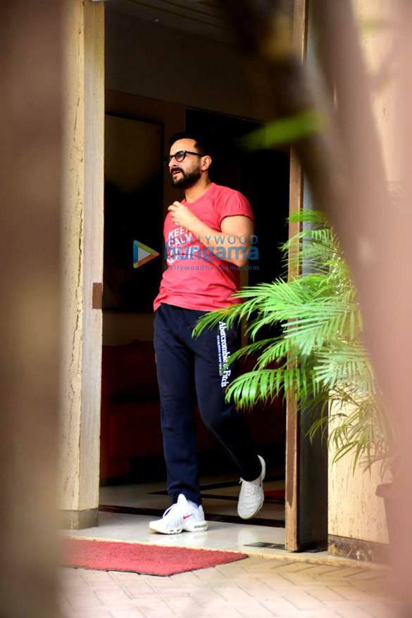 photos saif ali khan spotted in bandra 2 5