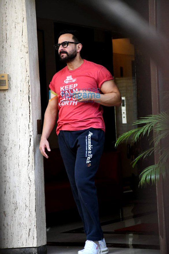 photos saif ali khan spotted in bandra 3 5