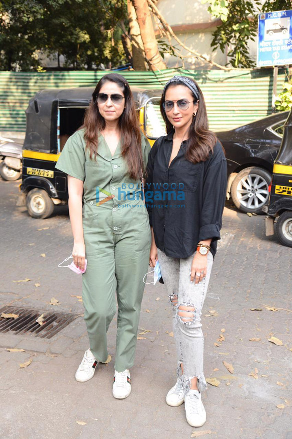 Photos: Seema Khan, Bhavana Pandey, Maheep Kapoor, Anaita Shroff spotted at an exhibition in Bandra Photos: Seema Khan, Bhavana Pandey, Maheep Kapoor, Anaita Shroff spotted at an exhibition in Bandra