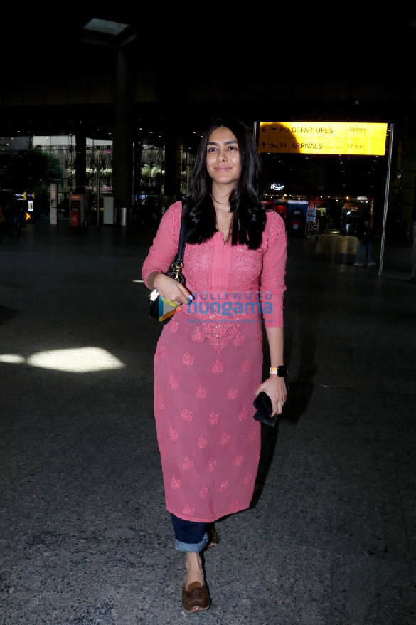 photos shah rukh khan deepika padukone john abraham leave for spain for the shoot of pathaan sohail khan mrunal thakur others snapped at the mumbai airport 3