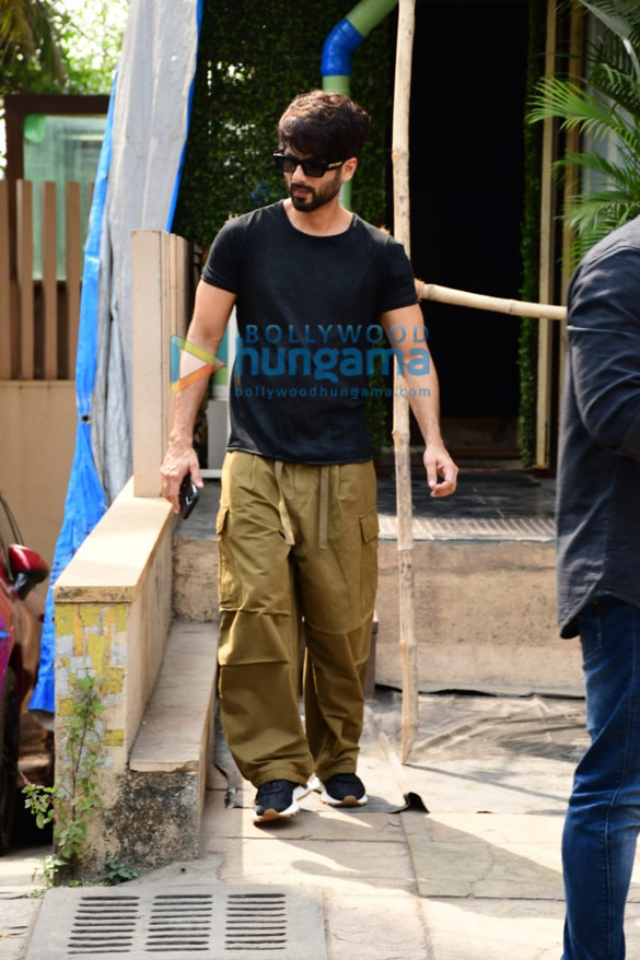 photos shahid kapoor and mira rajput snapped with their kids in juhu 3