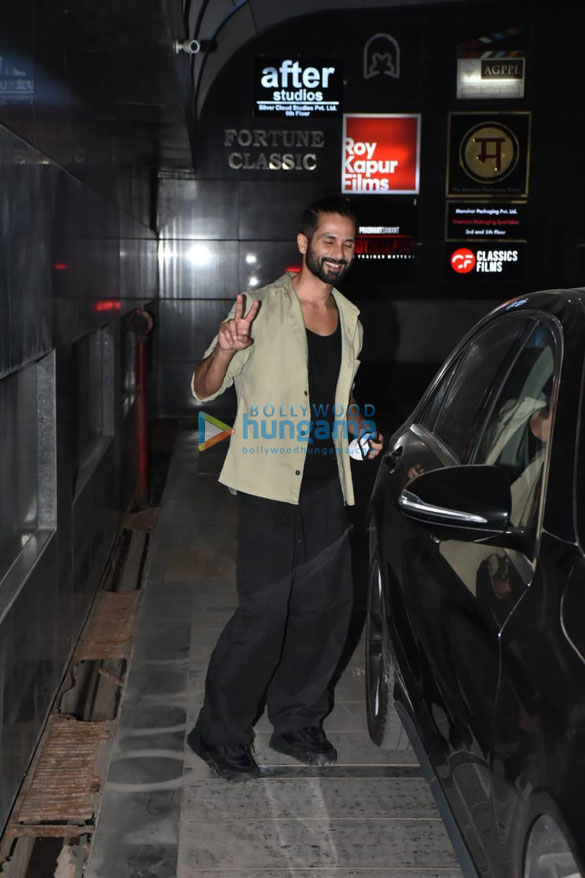 Photos: Shahid Kapoor is all smiles as he gets snapped at Siddharth Roy Kapur’s office in Khar Photos: Shahid Kapoor is all smiles as he gets snapped at Siddharth Roy Kapur’s office in Khar