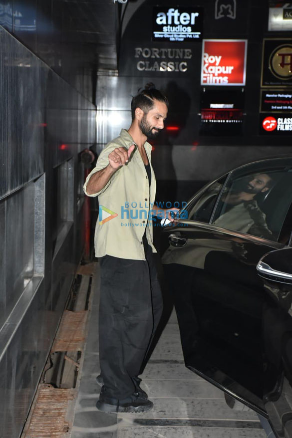 photos shahid kapoor is all smiles as he gets snapped at siddharth roy kapurs office in khar 4
