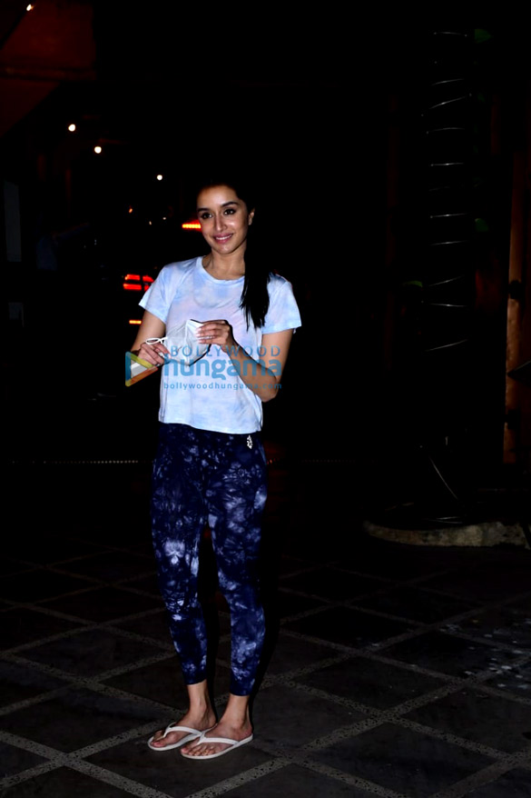 photos shraddha kapoor snapped in juhu dressed in casuals 4