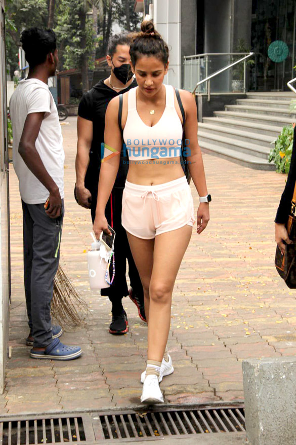 photos sisters aisha sharma and neha sharma enjoy early morning workout as they get spotted outside the gym in bandra 4
