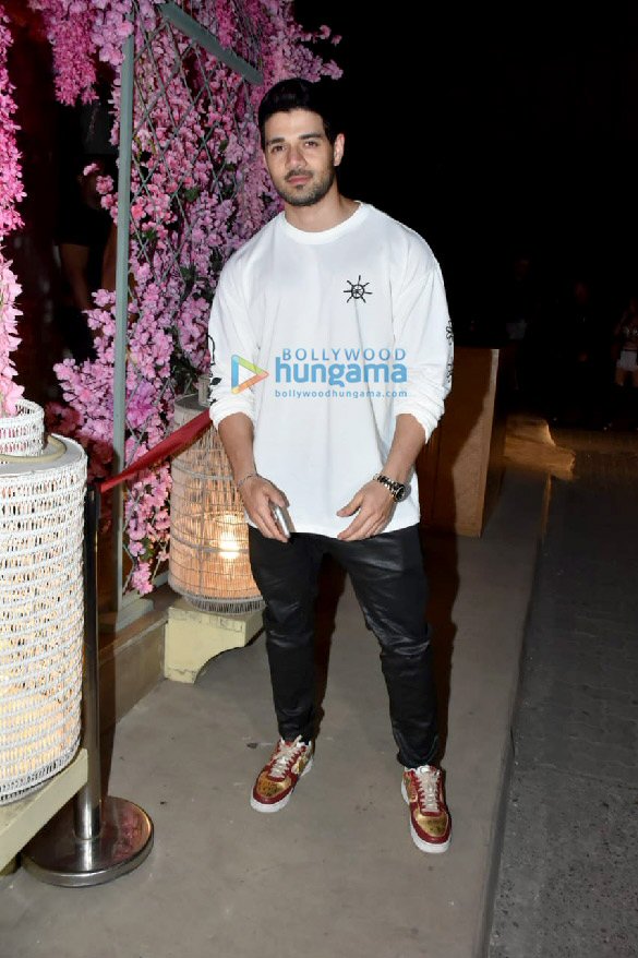 photos sonakshi sinha sooraj pancholi krishna shroff sophie choudry and others snapped at bastian 2