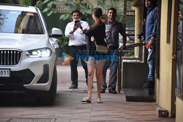 photos tara sutaria sapped outside a friends house in bandra 3