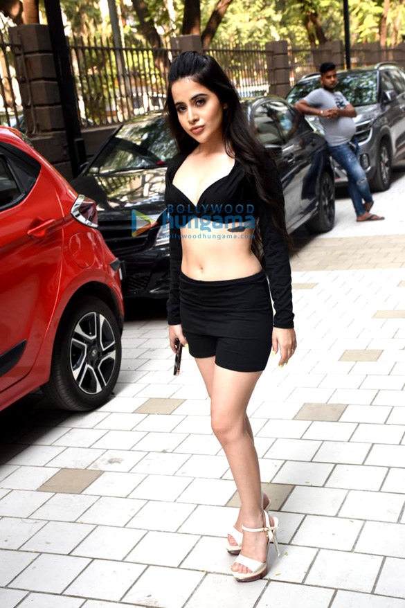 photos urfi javed is a sexy siren in crop top and shorts as she gets snapped in andheri 1