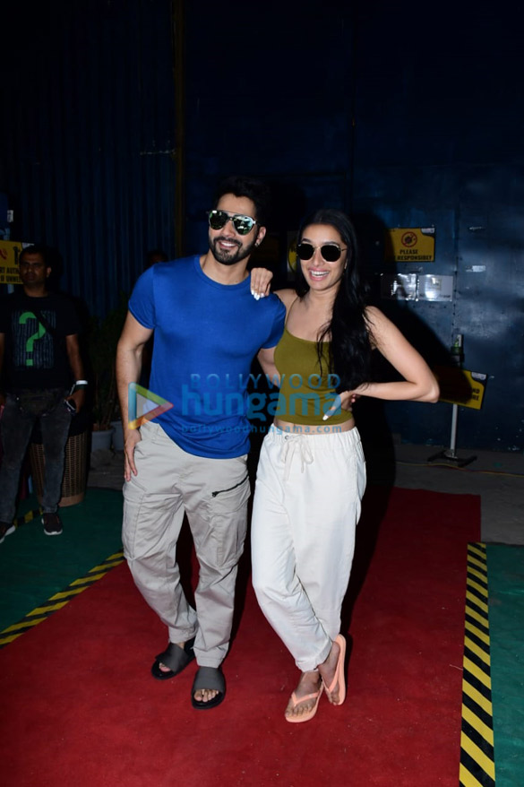 photos varun dhawan and shraddha kapoor snapped together in andheri 5