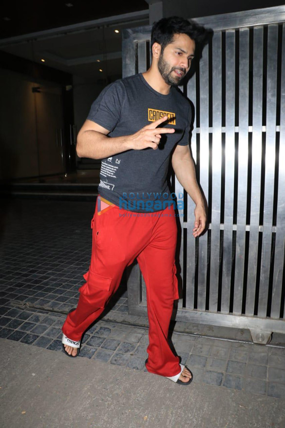 Photos: Varun Dhawan gets snapped in casuals in Bandra Photos: Varun Dhawan gets snapped in casuals in Bandra