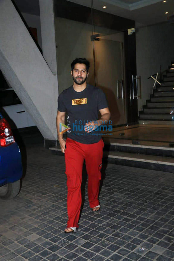 photos varun dhawan gets snapped in casuals in bandra 4