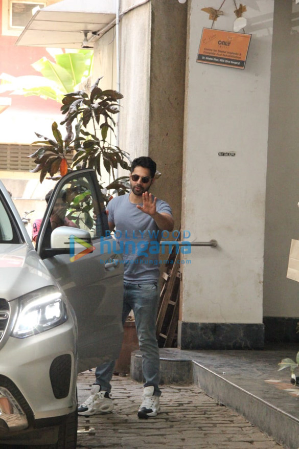 Photos: Varun Dhawan keeps it casual as he gets snapped in Bandra Photos: Varun Dhawan keeps it casual as he gets snapped in Bandra