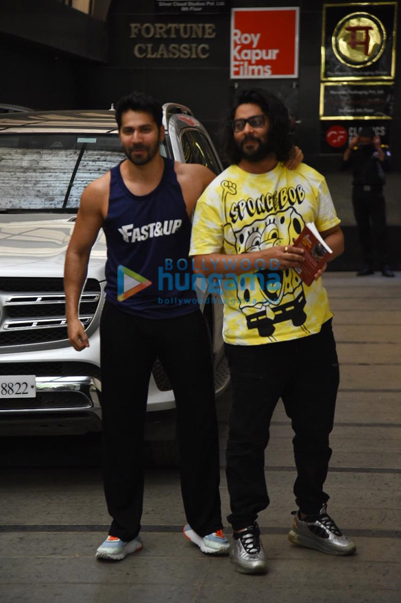 Photos: Varun Dhawan poses for the paparazzi as he hits a gym in Khar Photos: Varun Dhawan poses for the paparazzi as he hits a gym in Khar